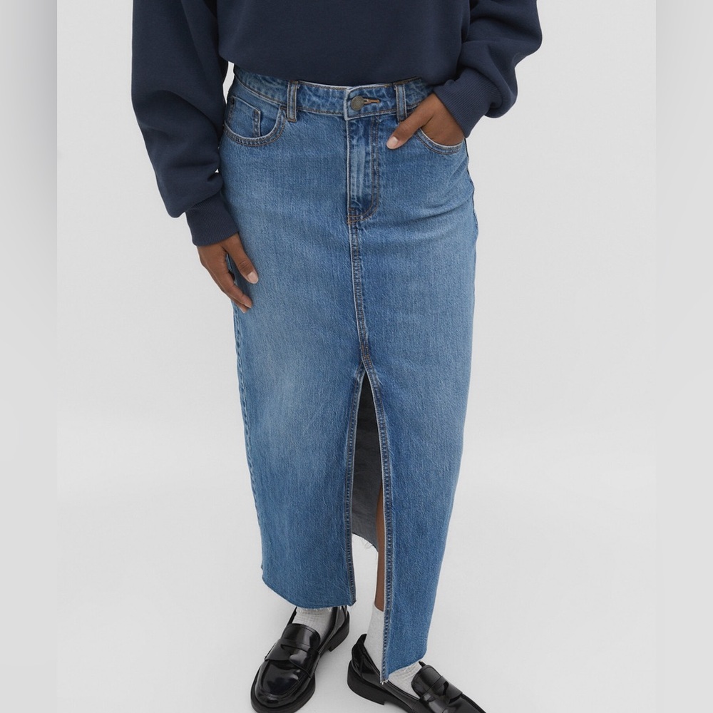 NWOT Stradivarius LONG DENIM COMFORTABLE SKIRT in medium light blue wash size 4